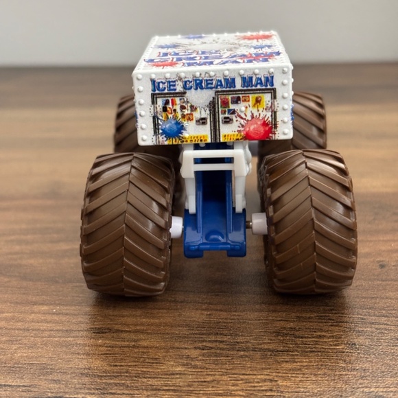 MONSTER JAM Spin Master SML  ICE CREAM MAN 58701 1:64 Die-cast Monster Truck - Picture 5 of 7